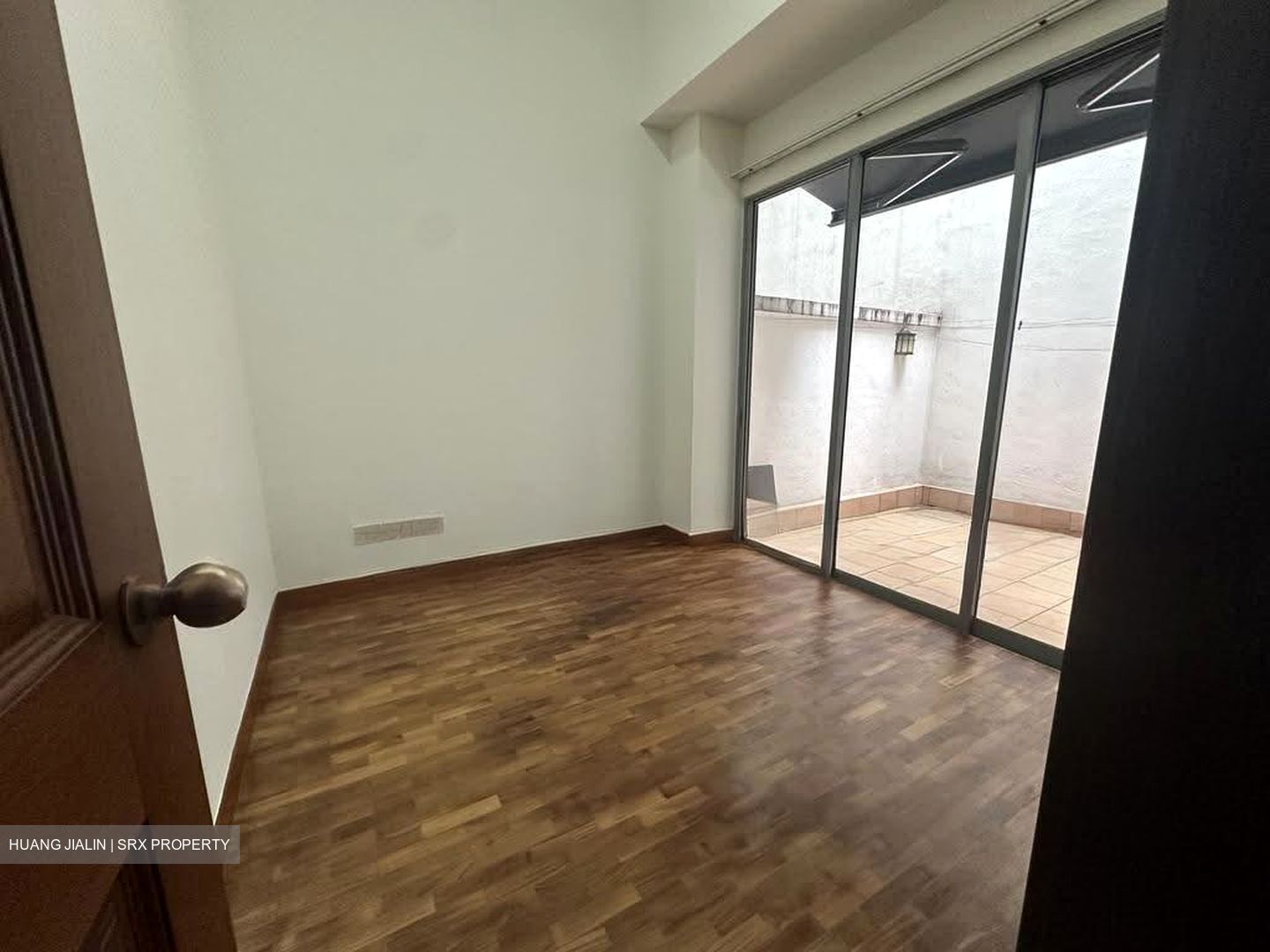 Dmanor (D16), Terrace #614982981